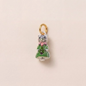 Détail d'un pendentif chat en céramique fait main avec boucle plaquée or 18 carats