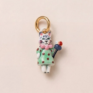 Pendentif chat en céramique peint à la main avec robe à pois et anneau doré 18 carats