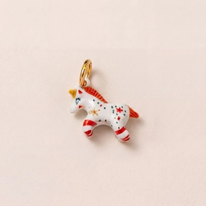 Détail d'un pendentif licorne peint à la main avec un anneau plaqué or 18 carats
