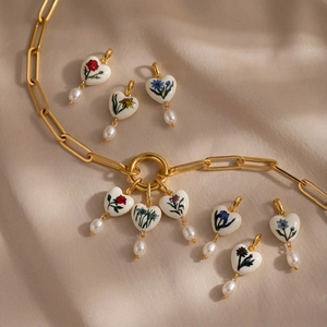 Collier chaîne trombone plaqué or 18 carats avec pendentif cœur fleuri et perle