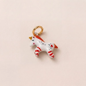 Détail d'un pendentif licorne plaqué or 18K avec émail peint à la main et boucle en métal