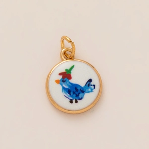 Ronde gouden sieraden hanger met een schattige blauwe vogel en kleurrijke muts op wit email
