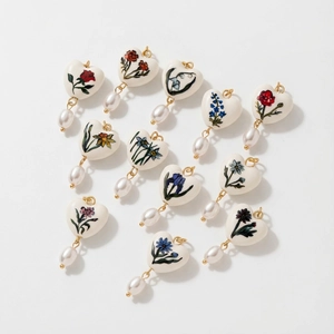 Pendentif cœur vintage français avec motifs floraux et perles en forme de goutte