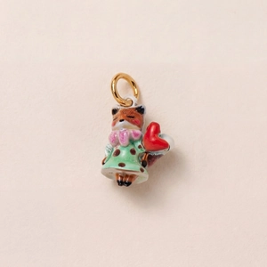 Vue détaillée du pendentif renard peint à la main avec cœur rouge pour création bijoux