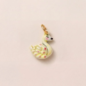 Détail d'un pendentif cygne à pois roses et anneau de suspension poli plaqué or 18 carats