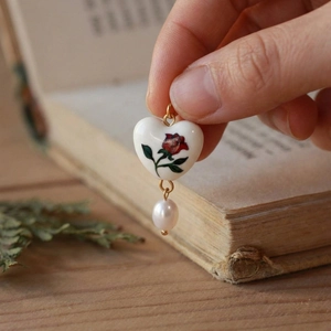 Pendentif cœur vintage avec roses peintes et perle suspendue en plaqué or 18 carats