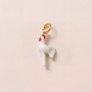 Vue macro du pendentif coq plaqué or 18 carats avec détails en émail peint à la main