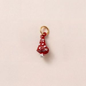 Détail d'un pendentif champignon rouge et blanc avec bélière plaquée or 18 carats