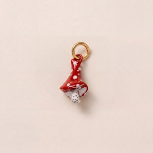 Détail du pendentif champignon en émail rouge et blanc avec anneau plaqué or 18 carats