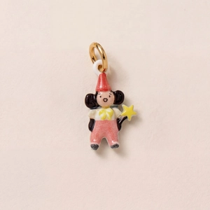 Détail d'un pendentif de cirque en émail fait main avec chapeau rouge et anneau