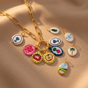 Collier trombone doré avec breloques en émail peintes à la main sur fond en soie