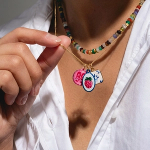 Collier doré multi-rangs avec pendentifs fraise, céramique et relief rose pour femme