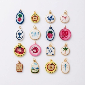 Lot de 16 breloques en émail coloré avec motifs animaux et plantes en cadre doré
