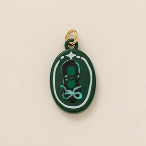 Fashionable dark green oval charm with sparkling details and golden ring pendant