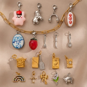 Surtido de dijes de acero inoxidable bañados en oro de 18K para la creación de joyas personalizadas