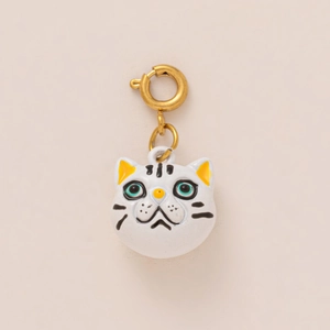 Cat head pendant with green eyes and tiger stripes on a golden 18K plated ring