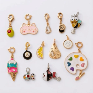 Ensemble de pendentifs émail colorés avec palette dopamine et animaux sur métal doré