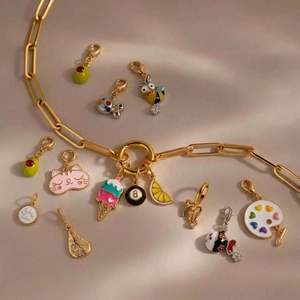 Collier chaîne trombone doré avec breloques en émail coloré, chat, cœur et abeille