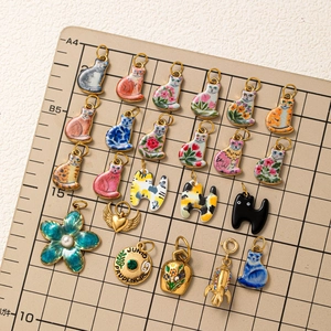 Vielzahl an niedlichen Emaille-Katzenanhängern für DIY-Schmuck und Halskettenzubehör