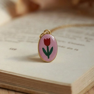 Ovale tulp emaille hanger ketting met 18K goudlaag in vintage bloemenstijl