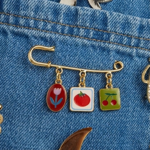 18K vergulde veiligheidsspeld broche met kleurrijke emaille tulp en kers hangers