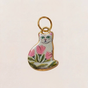 Handgefertigter Katzenanhänger mit rosa Tulpen auf weißem Emaille und Vergoldung