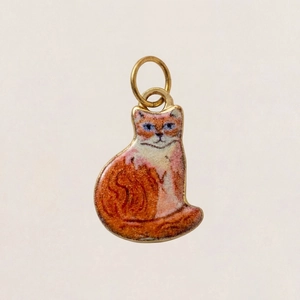 Nahaufnahme eines bunten Emaille-Katzenanhängers mit Goldrand für DIY-Schmuckherstellung