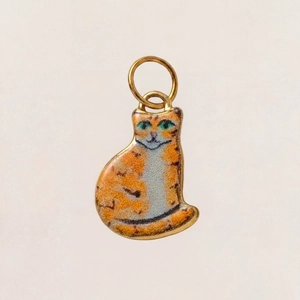 Detailansicht des handbemalten Katzenanhängers mit glänzendem Emaille und goldenem Metallring