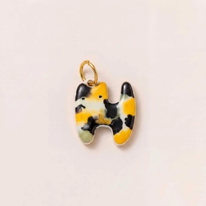 Detailansicht des süßen Kaliko-Katzen-Keramikanhängers mit Goldring für DIY-Schmuck