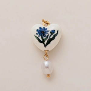 Elegante ciondolo a cuore in ceramica con motivi floreali blu e perla a goccia