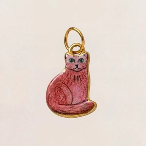 Detail eines rosa Katzen-Emaille-Anhängers mit vergoldetem Rand für DIY-Schmuckherstellung