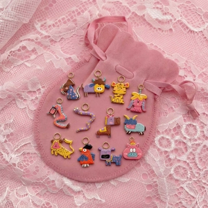 12er Set bunte chinesische Tierkreiszeichen-Anhänger mit goldenen Ringen und Samtbeutel