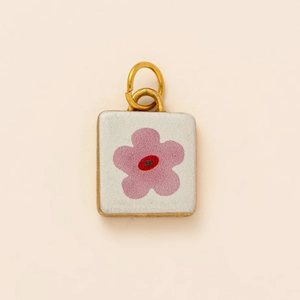 Ciondolo quadrato placcato oro 18K con fiore in smalto rosa e acciaio inossidabile sottovuoto
