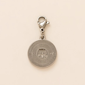 Retro vinylplaat hanger in geborsteld zilver met SIDE A gravure en een karabijnsluiting