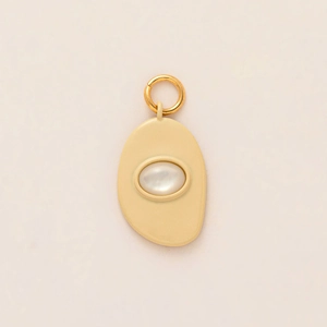 Pendentif vintage français plaqué or avec pierre blanche ovale et bordure dorée chic