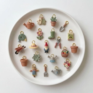 Conjunto detallado de 20 dijes de jardín en miniatura con anillos de metal bañados en oro