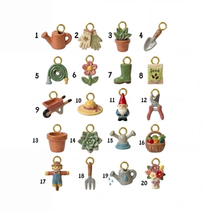 Set de 20 colgantes de jardín bañados en oro 18K con regaderas y plantas de colores
