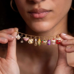 Collana placcata oro 18K con 10 ciondoli culinari tra cui uovo fritto e posate smaltate