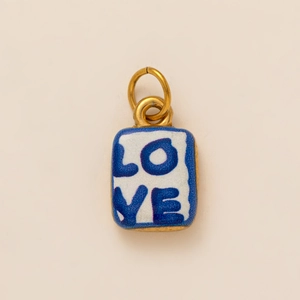 Ciondolo vintage placcato oro 18K con scritta LOVE blu su superficie in smalto bianco