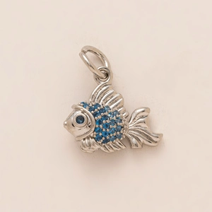 Pendentif poisson en argent avec cristaux bleu foncé et gravure métallique