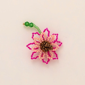 Pendentif fleur en perles fait main avec pétales roses pour création de bijoux DIY