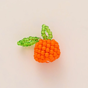 Bague perlée faite main en forme de baies orange avec détails de feuilles vertes