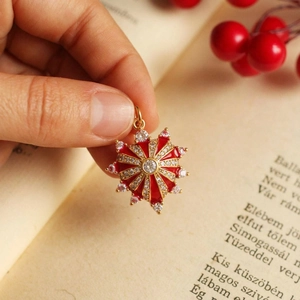 Pendentif soleil doré avec émail rouge et pierres de zircone cubiques étincelantes