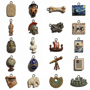 Λεπτομέρεια από 20 πολύχρωμα DIY charms με ιστορικά αντικείμενα και καλλιτεχνικά θέματα