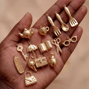 Lot de 15 mini pendentifs en acier inoxydable plaqué or 18 carats sur une paume
