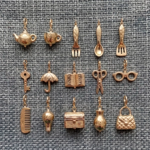 Lot de 15 pendentifs dorés à l'or 18 carats avec motifs théière, clé et sac à main