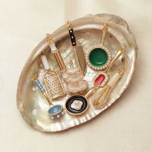 Colgantes de utensilios de cocina bañados en oro 18K con esmalte de colores y perlas