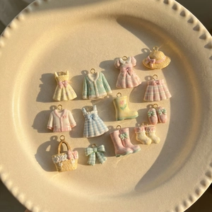 Sammlung bunter Mini-Resin-Anhänger für Kleidung und Accessoires auf weißem Keramikteller