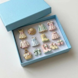 12er-Set Harz-Anhänger für DIY-Schmuck mit Winterkleid, Pullover und Stiefeln in Pastelltönen