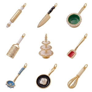 Dijes de utensilios de cocina bañados en oro 18K con esmalte de colores y perlas